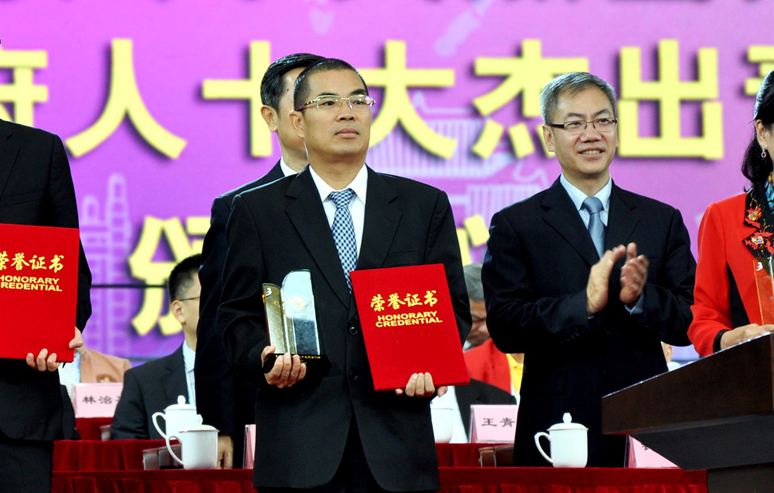 尊龙中国公司股份董事长温志芬荣获世界广府人“十大卓越人物”称号