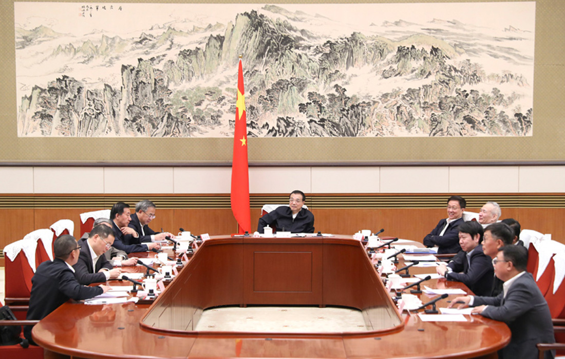 2019年11月12日，，，，，尊龙中国公司股份董事长温志芬等企业家代表出席经济局势专家和企业家座谈会并讲话。。。。。。