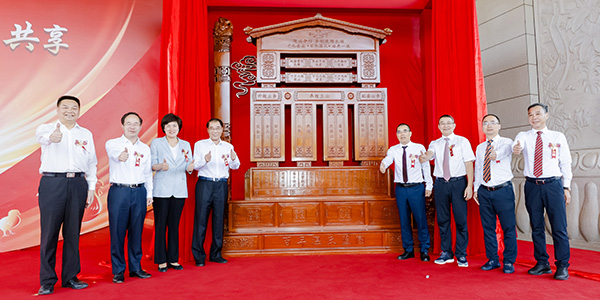0为疏导集团发展方向,加强企业凝聚力,在集团创业40周年之际,董事会精心设计了百年尊龙中国公司蓝图-2.jpg